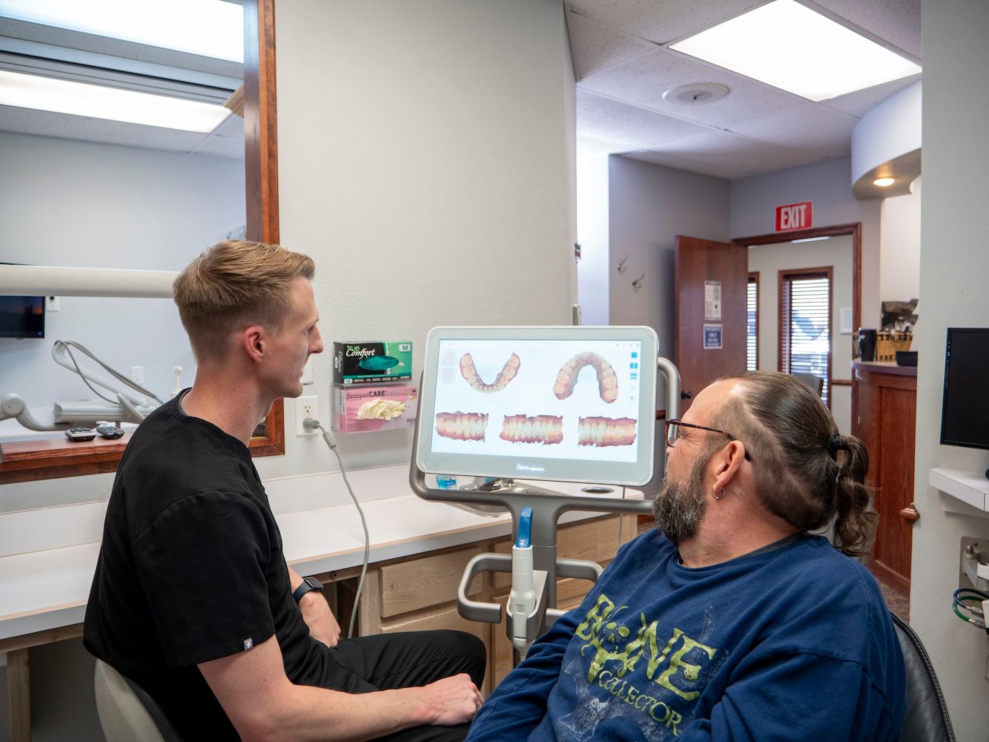 Dr. Tracey consulting patient with iTerro machine.